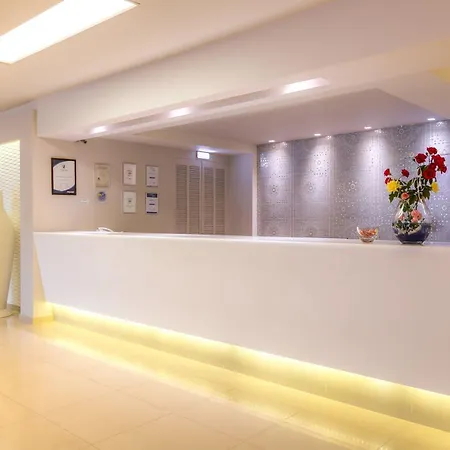 ホテル The Aeolos コス・タウン